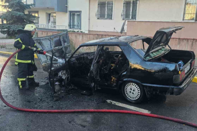 Kocaeli'de seyir halindeki otomobil alev aldı