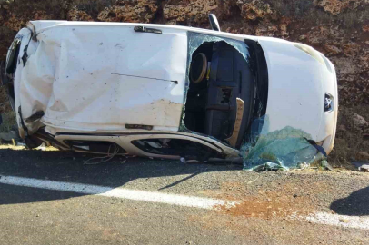 Mardin’de hafif ticari araç takla attı