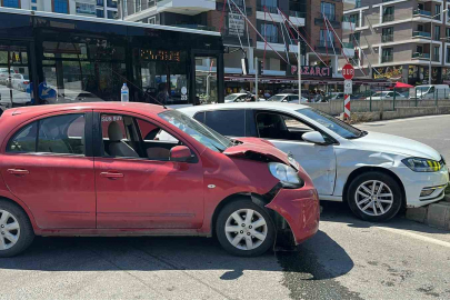 Samsun'da cadde birleşiminde otomobiller çarpıştı: 1 yaralı