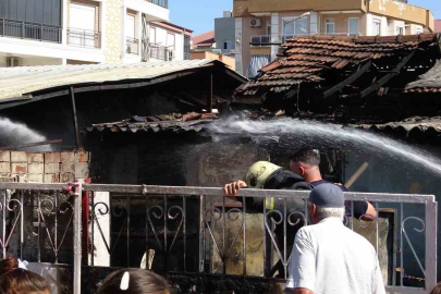 Antalya’da hurda malzemelerden çıkan yangın 2 gecekonduyu küle döndürdü