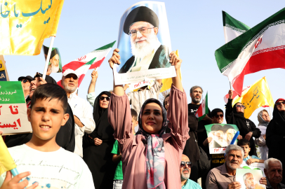 İran’da on binlerce kişi, ateşkes sonrası zafer kutlaması yaptı