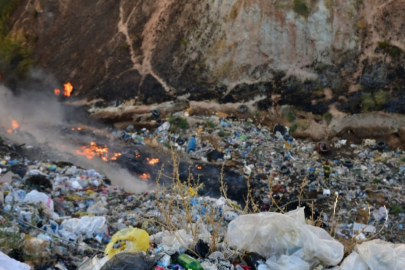 Manisa Alaşehir’de çöplük yangını: 1 itfaiye eri dumandan etkilendi