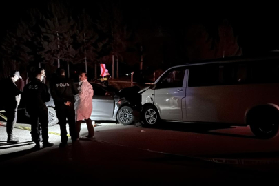 Otomobil ile panelvan çarpıştı! Ölü ve yaralılar var