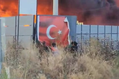 Bursa'da alev alev yanan fabrikada kalan Türk bayrağını böyle kurtardı