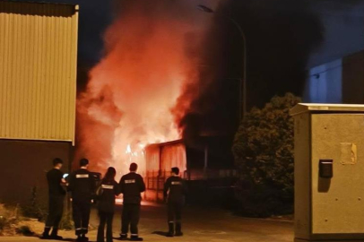 Bursa'da fabrikada korkutan yangın! Alevler geceyi aydınlattı...