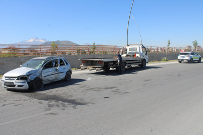 Otomobil direğe çarptı! Hamile kadın ve bebeğinden acı haber