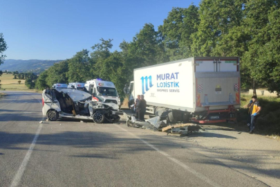 Tokat'ta hafif ticari araç, kamyona çarptı: 2 ölü