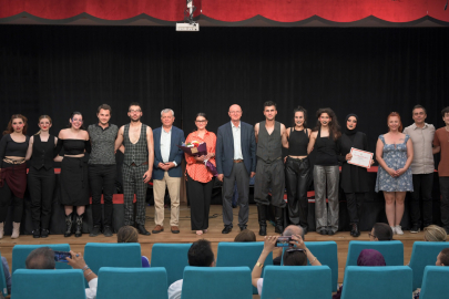 Bursa Osmangazi Belediyesi Tiyatro Okulu öğrencileri Tersine Dünya’yı sahneledi