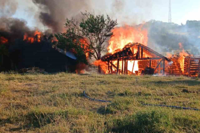 Kastamonu’da 3 samanlık ile odunluk ve garaj yandı
