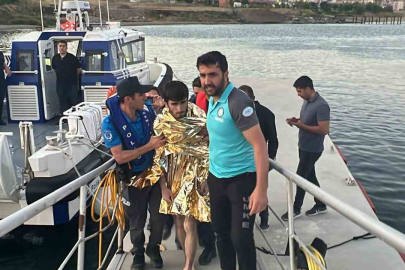 Van Gölü’nde akıntıya kapılan genç kurtarıldı