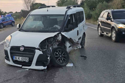 Bursa'da iki otomobil kafa kafaya çarpıştı: 3 yaralı