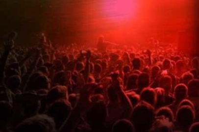 Camdaki Kız’dan tanınan Alya, konserine bornozla çıktı!