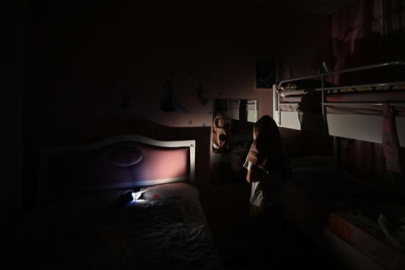 Nadir görülen hastalığı gün ışığına hasret bıraktı! 10 yaşındaki Cemile...