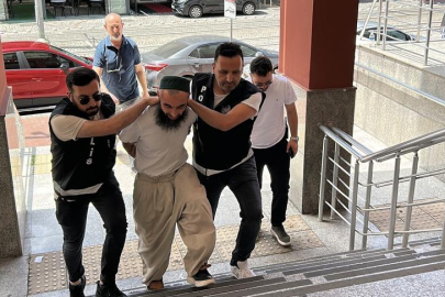 Okul bahçesine kılıçla girdi, öğrencilerin topunu kesip Atatürk'e hakaret etti