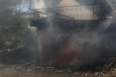 Uşak’ta yangında 3 ev zarar gördü