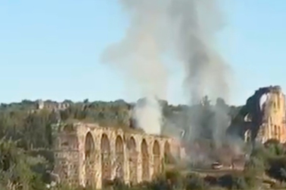 Antalya'da tarihi Aspendos Su Kemerleri yakınında çıkan yangın korkuttu