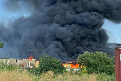 Geri dönüşüm fabrikası alevlere teslim oldu