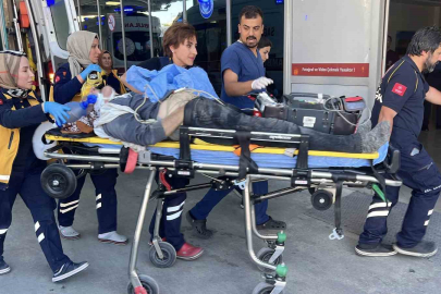 Konya'da kaldırımdan uzanan ahşap plakaya takılan motosiklet duvara çarptı: Sürücü ağır yaralandı