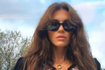 Yüsra Geyik'in sütyenli kombini dikkat çekti!