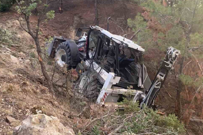 Çorum'da iş makinesi şarampole yuvarlandı, facianın eşiğinden dönüldü