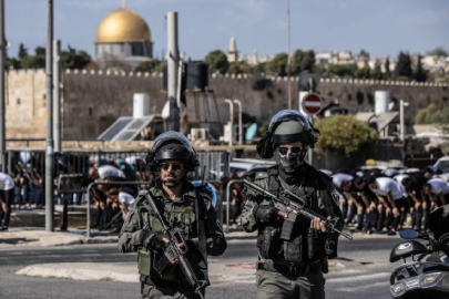 Filistin topraklarını gasbeden İsrailliler, Mescid-i Aksa'ya baskın düzenledi