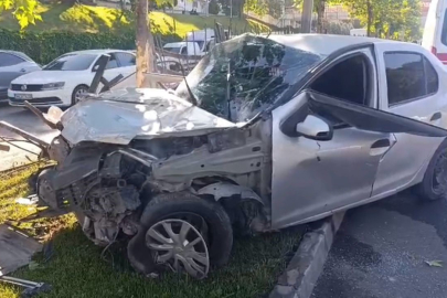 Gaziantep’te refüjdeki demirlere çarpan otomobilde 2 kişi yaralandı
