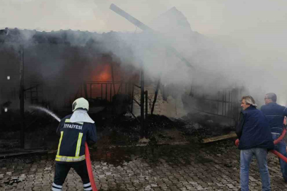 Isparta'da depoda çıkan yangın itfaiye ve köylüler tarafından söndürüldü