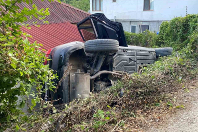 Sinop'ta el freni çekilmeyen otomobil evin boşluğuna düştü