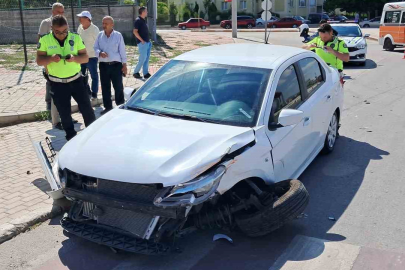 Karaman’da iki otomobil çarpıştı: 1’i çocuk 3 yaralı