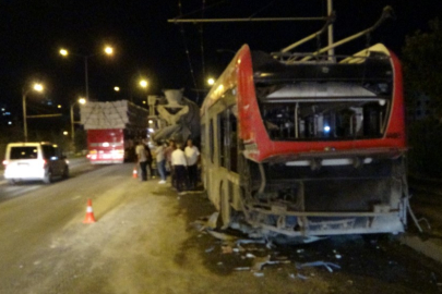 Malatya'da kontrolden çıkan beton mikseri trambüse çarptı: 4 yaralı