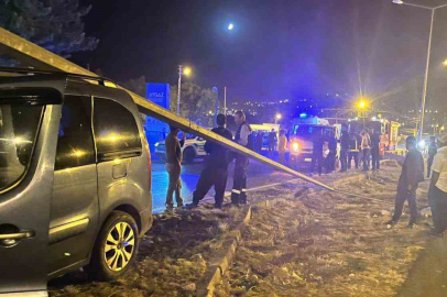 Van’da kamyonet, aydınlatma direğine çarptı: 3 yaralı