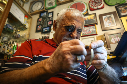 46 yıldır Bursa'da saatçilik yapan Ramis usta yetiştirecek çırak bulamıyor