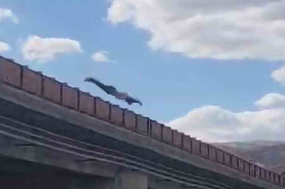 Arkadaşlarıyla iddialaştı, köprüden atladı: O anlar kamerada