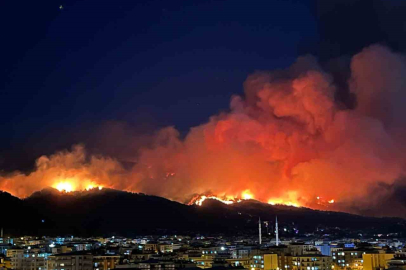 Hatay’daki orman yangınında alevler gökyüzünü aydınlattı