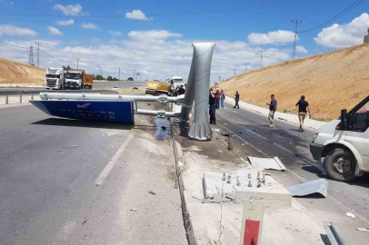 Malatya'da kontrolden çıkan hafriyat kamyonu yön tabelasına çarptı: 1 yaralı