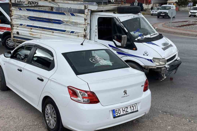 Sivas'ta otomobil ve kamyonet çarpıştı, 3 yaralı