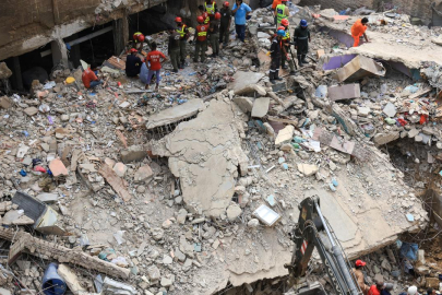 Pakistan'da çöken 5 katlı binada ölü sayısı 16'ya çıktı