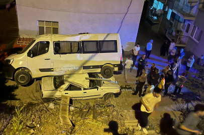 Adana'da park halindeki minibüs, otomobilin üzerine düştü