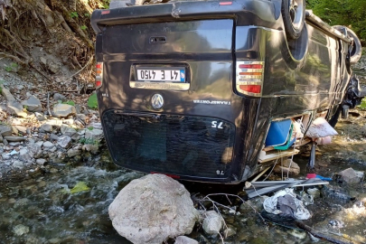 Bolu'da panelvan araç dereye uçtu: Tatil için Bolu'ya gelen çift ölümden döndü