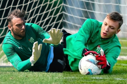 Bursaspor’un kalesinde tatlı rekabet! Eldiven kimde kalacak?