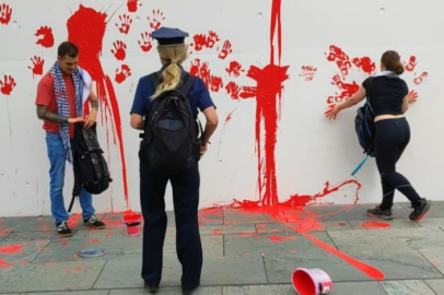 Almanya’da Filistin destekçileri başbakanlık binasını kırmızıya boyadı