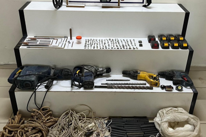 Balıkesir'de tarihi eser ve patlayıcı madde ele geçirildi