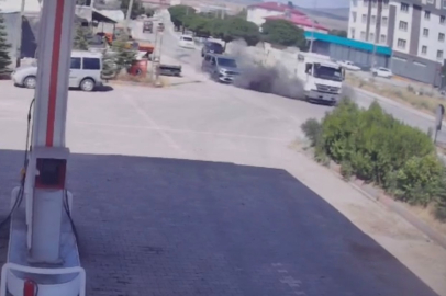 Elazığ’da lastiği patlayan kamyonun tel örgülere çarptı