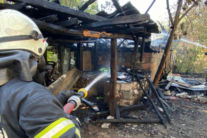 Kocaeli'de alevlere teslim olan ahır ve samanlık kullanılamaz hale geldi
