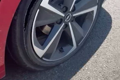 Osmangazi Köprüsü'nde iki aracın lastikleri peş peşe patladı