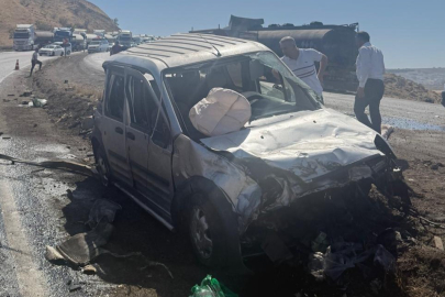 Şırnak Cizre'de tır ile hafif ticari araç çarpıştı: 2 yaralı