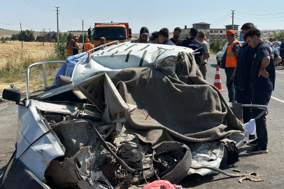 Uşak'ta otomobil kamyonla çarpıştı: Baba ve kızı hayatını kaybetti