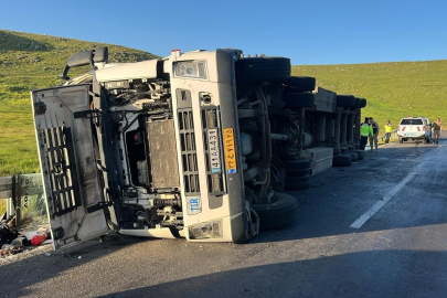 Ardahan'da tır devrildi, sürücü yaralandı