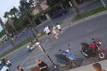 Devrilen motosiklet turistlere çarptı