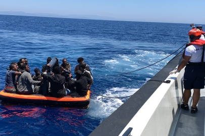 İzmir'de sahil Güvenlik, geri itilen 24 göçmeni kurtardı